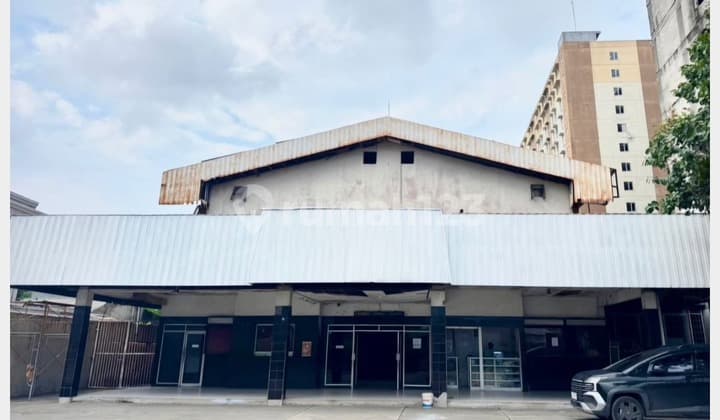 Gudang Bekas Gedung Bioskop di Rungkut Menanggal, Surabaya Timur