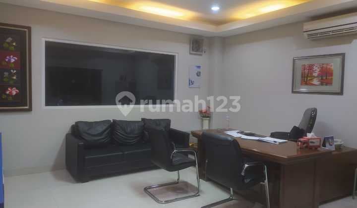 Di Sewakan Cepet Gedung Show Room Mobil Include Bengkel berikut peralatan Lift mobil dll & Body Repair Oven