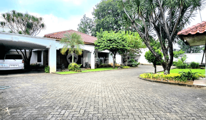 Private Estate di Jantung Ampera! Hunian Klasik Megah dengan Taman Seluas 2130 M²