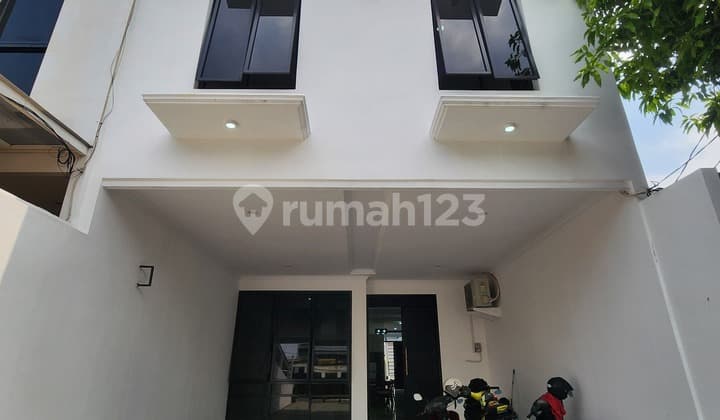 Rumah Modern di Kemang Fasiltas Kolam Renang dan Full Furnished