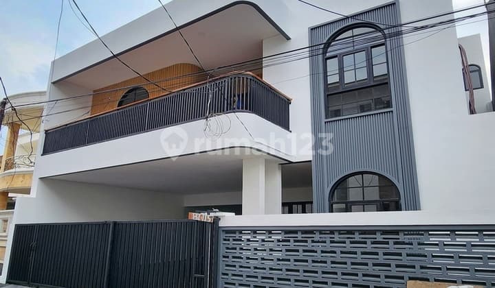 Rumah Modern Ampera Kemang, Jaksel Lingkungan Tenang dan Nyaman