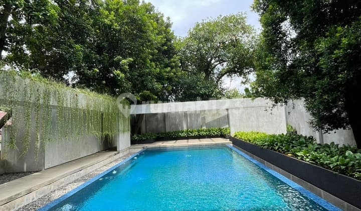 Rumah Mewah di Cilandak Jakarta Selatan Fasilitas Kolam Renang
