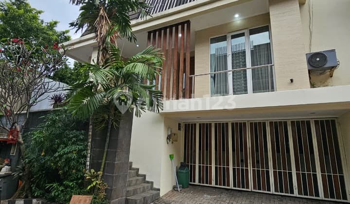 Modern Minimalist House in Kemang, South Jakarta, with a Swimming Pool