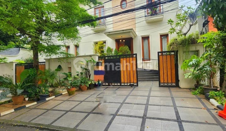 Rumah 2 Lantai Plus Basement di Kebayoran Baru Dekat Blok M