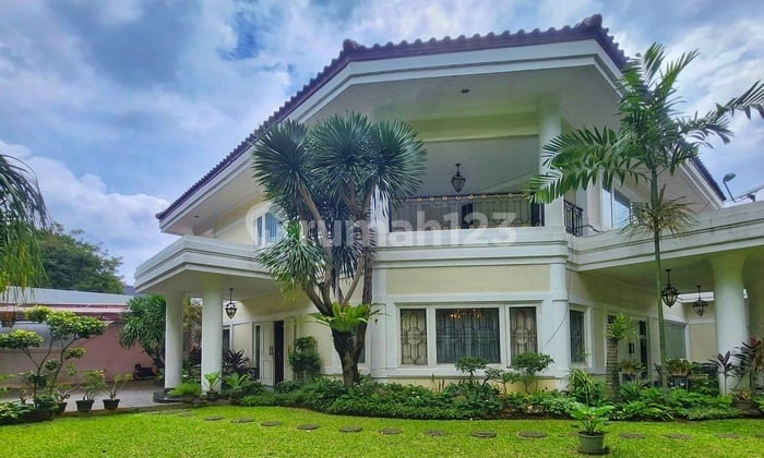Rumah Mewah Asri dan Tenang di Kebayoran Baru, Jakarta Selatan
