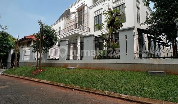 Rumah Mewah di Pondok Indah Fasilitas Private Lift, Desain Megah