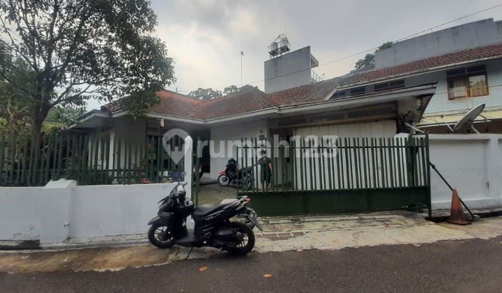 Rumah lama terawat dan asri sayap pasteur