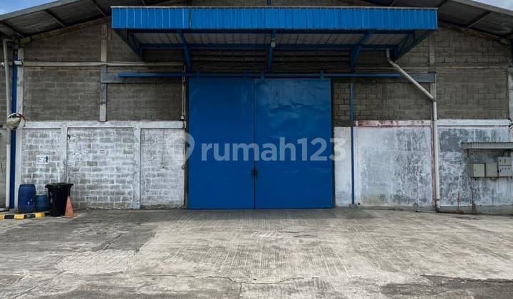 Cheap Warehouse for Rent in a Super Strategic Location in Karawaci, Tangerang