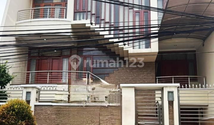 Rumah Mewah Muara Karang Luas 300m SHM Semi Furnish Pinggir Jalan
