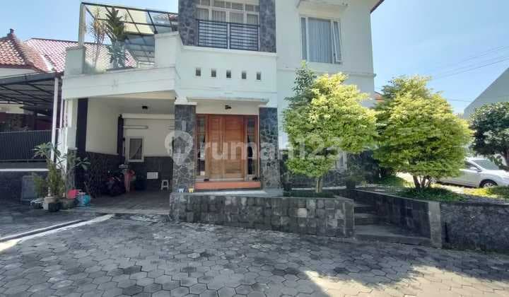 Disewakan Rumah Bangunan 2 Lantai Dalam Perumahan Dicondongcatur