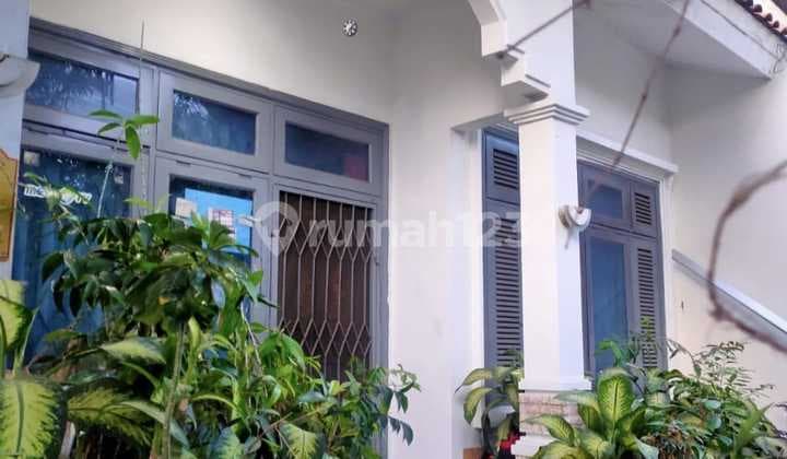1-Story House for Sale on Jalan Kangkung, Kebayoran, South Jakarta