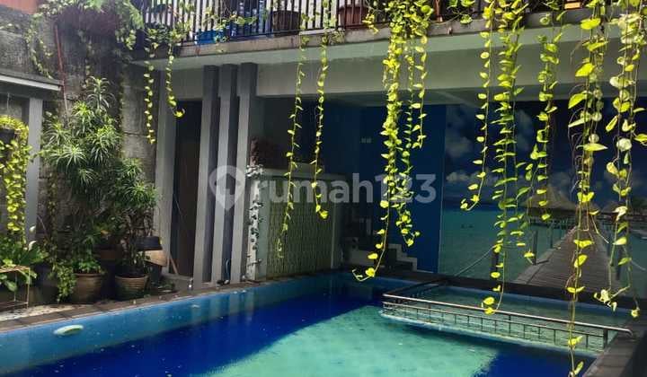 Dijual Rumah Asri 3 Lantai Semi Furnish Ada Pool Siap Huni di Sektor 1.2 Bsd. Edwefss
