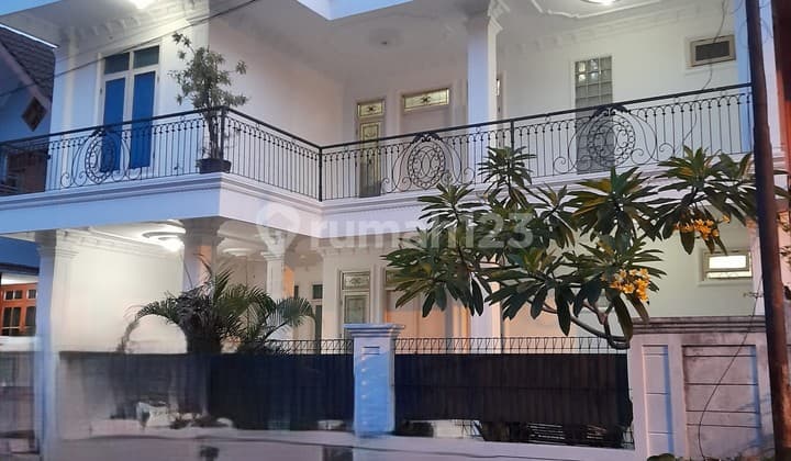 Dijual Hot Property Rumah 2 Lantai bagus rapih semi furnish siap huni di BSD Griya Loka. Ylefb