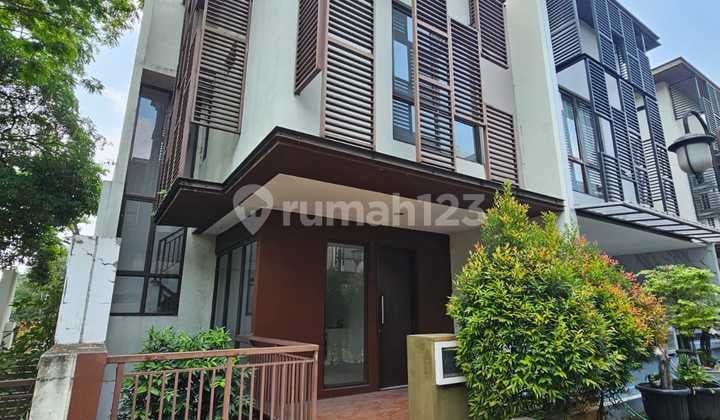 Dijual Rumah 3 Lantai Bagus Siap Huni Cluster Whelford. Wndefgs