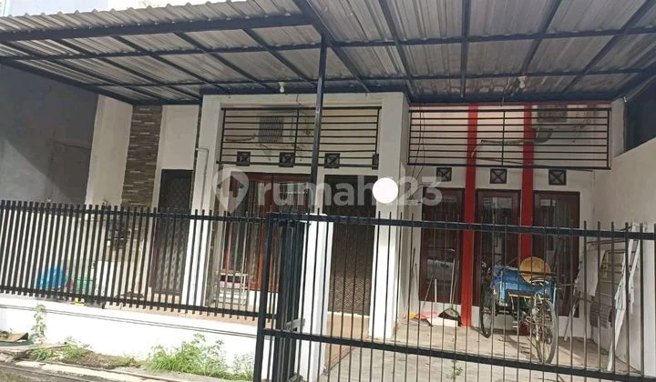 Ketintang House Surabaya located near Royal Plaza Mall, Unesa. Ketintang House Surabaya located near Royal Plaza Mall, Unesa.