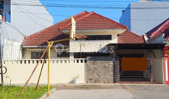 Rumah Nirwana Eksekutif Terawat Bersih. Depan Rumah Masih Ada Tempat Parkir Untuk 2 Mobil.