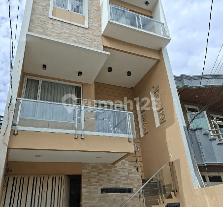 Dijual Rumah Luas 102m2 Siap Huni di Boulevard Kelapa Gading, Jakarta Utara