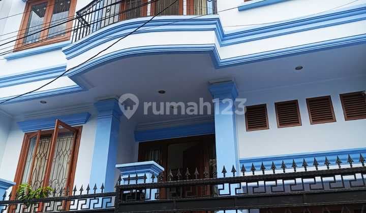 Dijual Rumah Bangunan Kokoh 3 Lantai di Cideng Jakarta Pusat