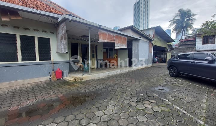 Rumah Lama Hitung Tanah di Prime Area Karet Kuningan, Jakartaselatan