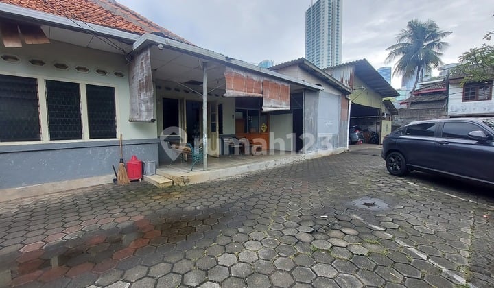 Rumah Lama Hitung Tanah di Prime Area Karet Kuningan, Jakartaselatan