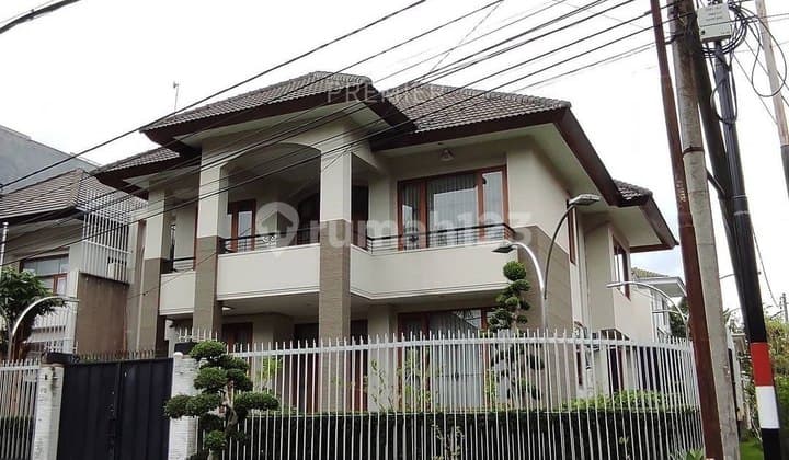Rumah Mewah 2 Lantai Siap Huni di Boulevard Dieng