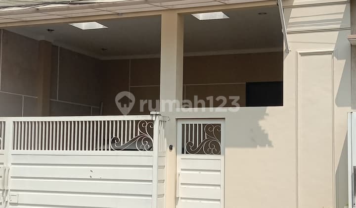 Rumah Mewah Kolam Renang Rooftop 2,5 Lantai di Pandanwangi Sulfat