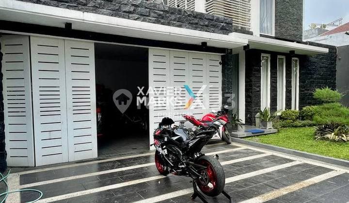 Rumah Modern Kolam Renang di Mainroad Perumahan Elit Araya