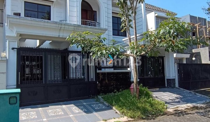 Rumah Modern Klasik di Araya Golf Malang