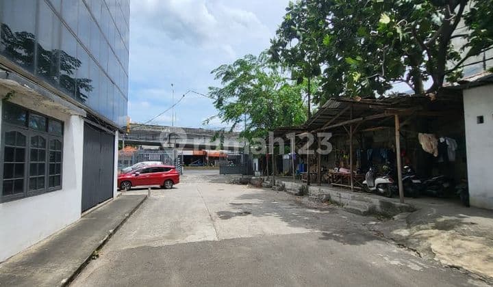 Warehouse 3,200M² by Daan Mogot Road! Bonus Shop House
