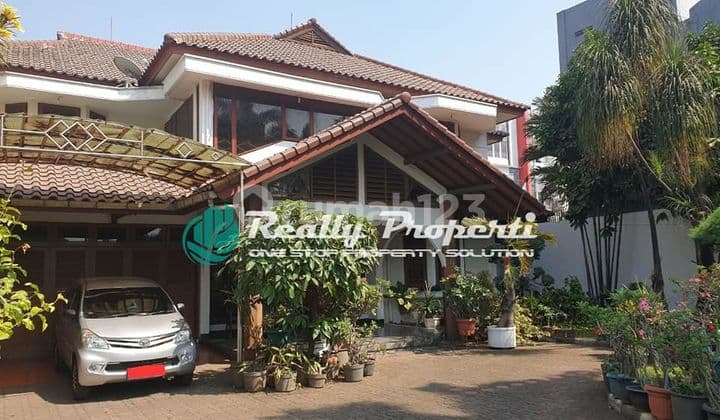 Rumah Luas Lokasi Pinggir Jalan Raya di Jatibening Baru. Bekasi