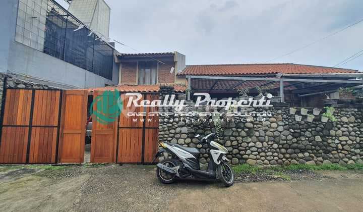 Rumah dengan Ukiran Jati dan Gebyok di Jatimakmur Pd Gede Bekasi