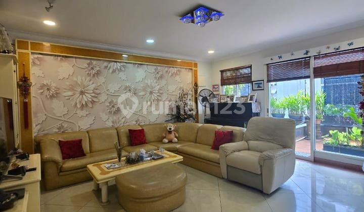 For Sale: Luxury House in Johar Golf, PIK, 10x18, Semi-Furnished