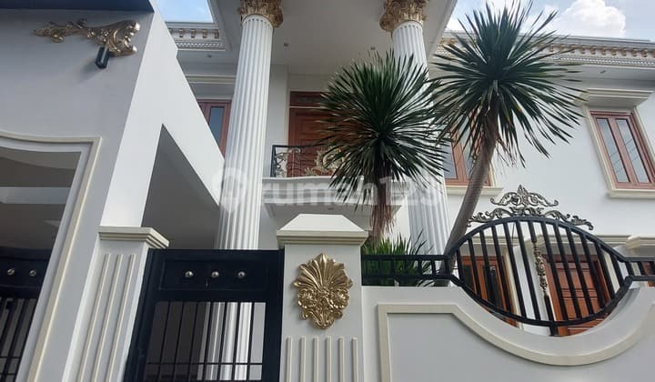 For sale Luxury house BSD Puspita Loka, Tangerang location near toll road.