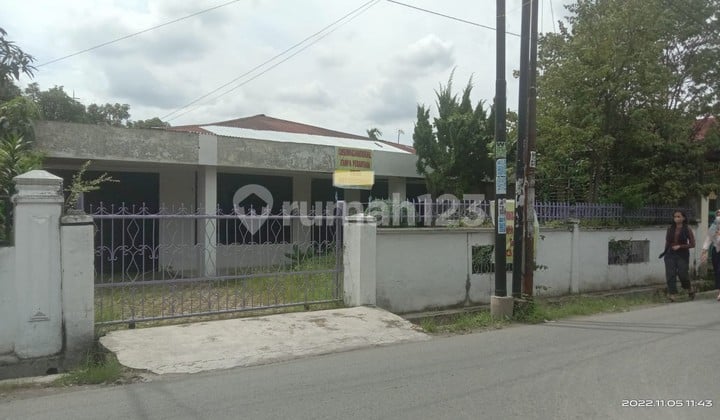 Rumah Dengan Tanah Luas Kotak Cocok untuk Hunian dan Usaha