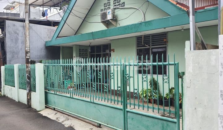 FOR SALE / Quick Sale Move-In Ready House in a Very Strategic Location on Dr. Semeru Street, Grogol Petamburan, West Jakarta, Jakarta