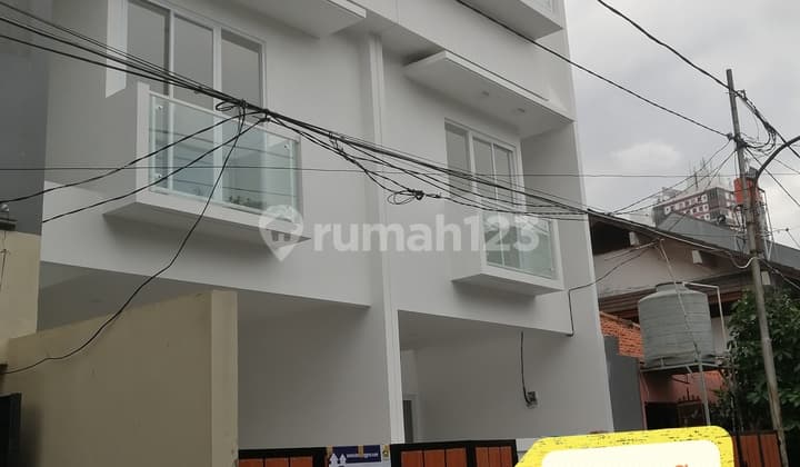 3-Story House in Tomang, Freehold 4+1 Bedrooms, 80 M2, West Jakarta