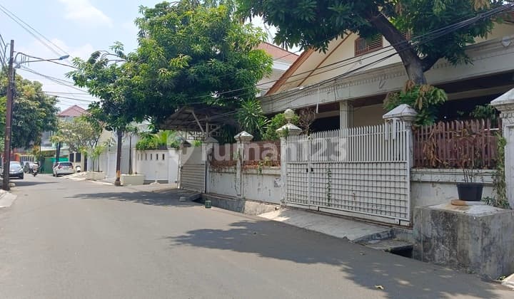 Jual Cepat Rumah Hoek Depan Jalan 3 Mobil, Lt 306m2, Tomang, Jakarta Barat