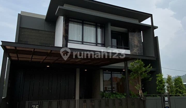 NILAPADMI HOUSE Kota Baru Parahyangan (An Aesthetic Living) TATAR EKSKLUSIF TERBARU DGN PENINSULA TERBAIK DAN TERAKHIR DI KBP Spesifikasi Rumah : ° Luas Tanah 290m² ° Lebar 11.6 x 25 ° Luas Bangunan 265m² ° 2 Lantai ° 4+1 K.Tidur & 4+1 K.Mandi ° Carp
