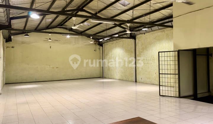 Gudang Multifungsi Dilengkapi Lift Barang 2 Ton & Akses Kontainer