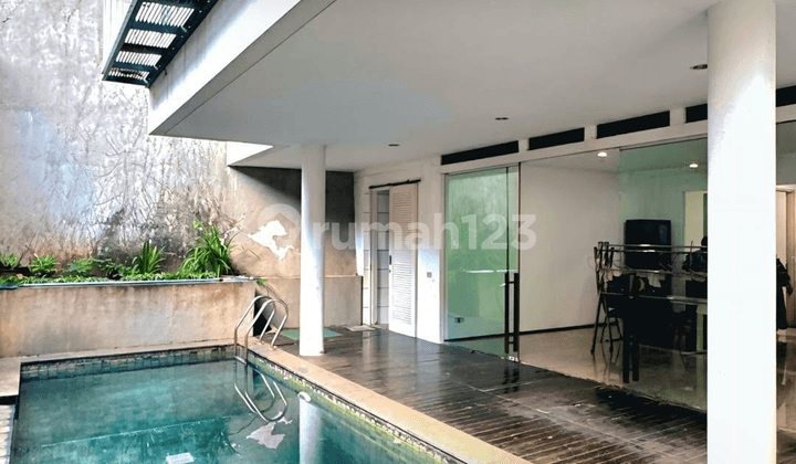 Rumah Dalam Townhouse, Bangunan 3 Lantai Terawat.