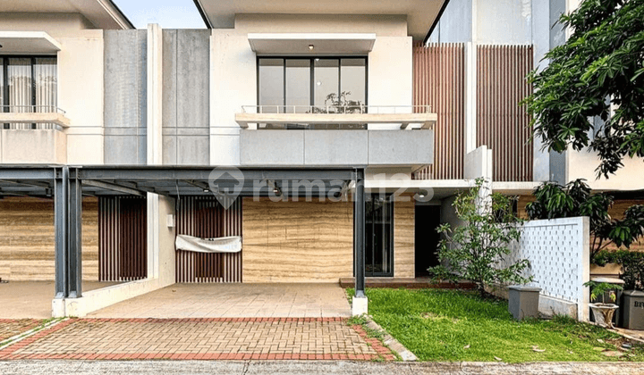 Rumah Baru Dalam Komplek Siap Huni, Bangunan 2 Lantai.