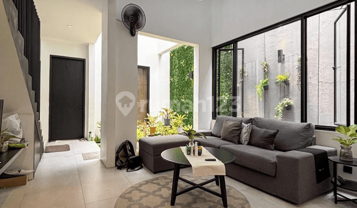 Like New, Bangunan 3 Lantai, Sangat Terawat dan Siap Huni.