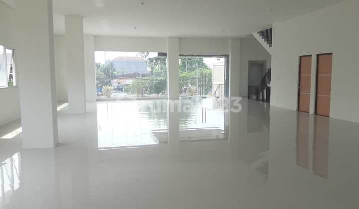 Dijual Gedung Jalan Pramuka Raya, Sangat Strategis