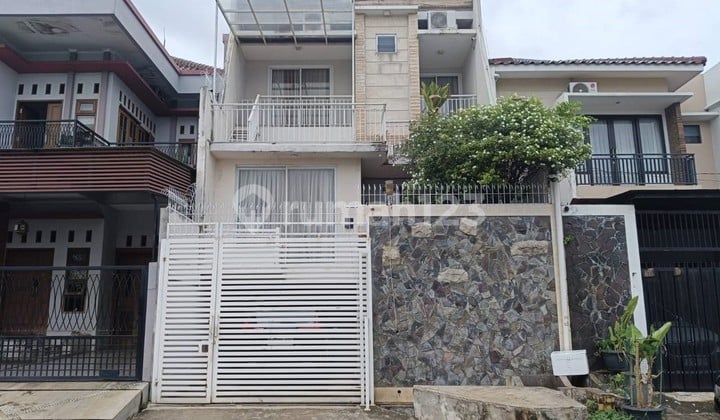 Rumah Modern Split Level Billymoon Pondok Kelapa Akses Becakayu