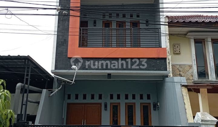 RUMAH MINIMALIS 3 LANTAI DI CEMPAKA PUTIH, JAKARTA PUSAT