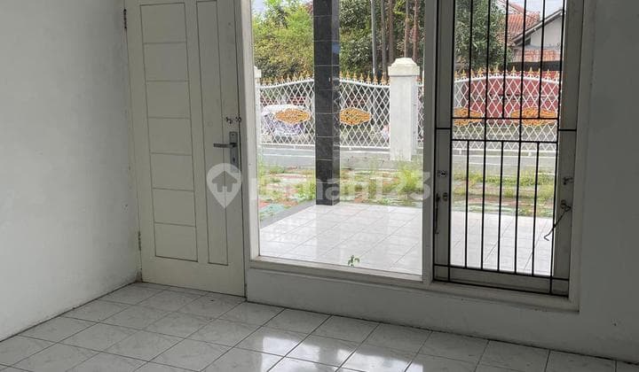 Dijual Rumah 2 Lantai SHM di Jalan Otista, Kuningan