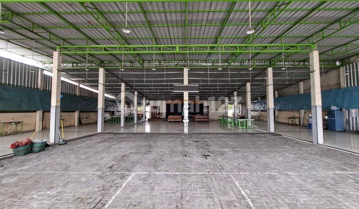 Ruang Usaha Area Rame Di Gentan Dekat Solo