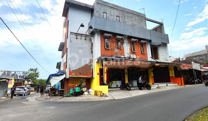 For sale: UNS Jebres Solo shophouse, can be rented out again.