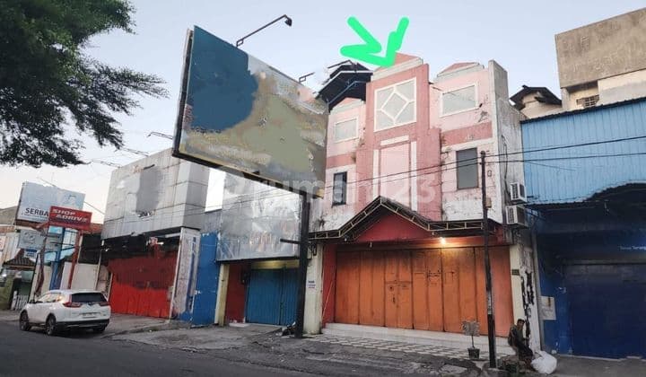 Ruko 3 lantai lokasi strategis area perdagangan di Nusukan Solo