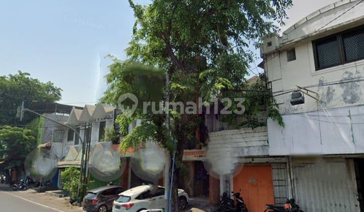 Shop house in the center of Solo, a step away from Pasar Gede.